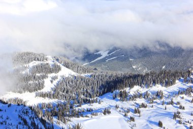 Dağların tepesinden görülen ıslıkçı