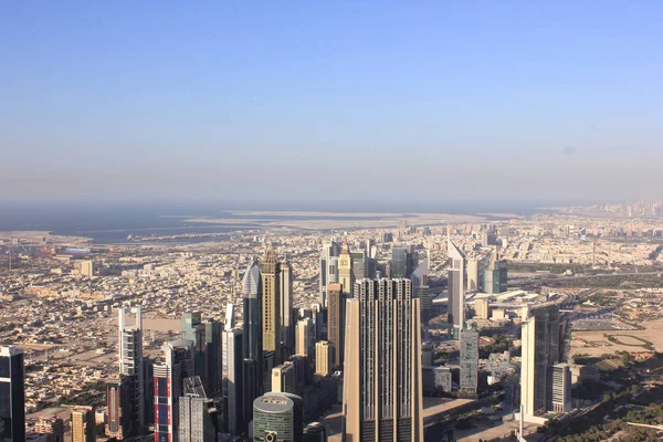 Skyskrapor i Dubai på en solig dag — Stockfoto