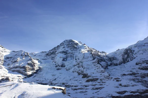 De Berner Alpen in de winter op een zonnige dag — Stockfoto