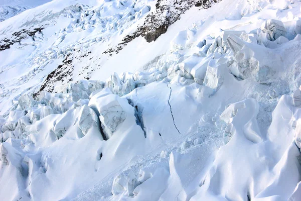 Close up van een met sneeuw bedekte rots in het Berner Oberland — Stockfoto