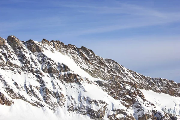 Schneebedeckter Berg in den Schweizer Alpen — Stockfoto