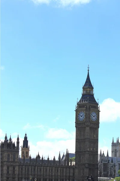 Big Ben clock tower on a sunny day in london — Stock Photo, Image