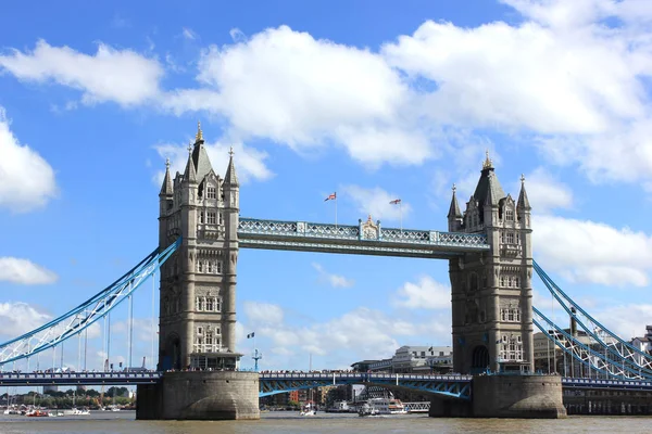 Tower Bridge an einem sonnigen Tag in London — Stockfoto