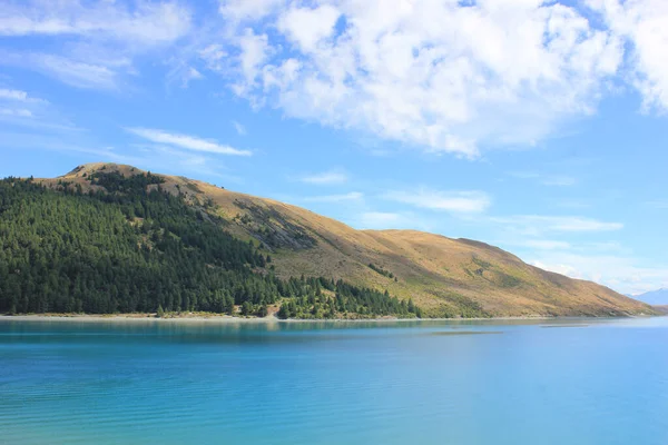 Pukaki lago vítreo em um belo dia ensolarado — Fotografia de Stock