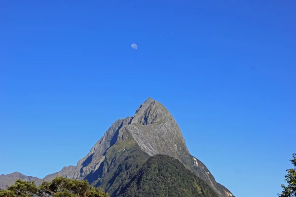 Mitre topp med månen i Milford sound, nya zealand — Stockfoto