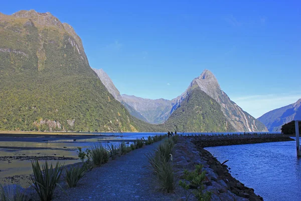 Szczyt Mitre w dźwięku Milford, Nowa Zelandia, widziany z wody — Zdjęcie stockowe