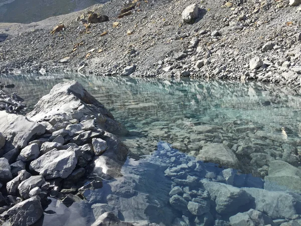 Glacier lake in the swiss alps — Stock Photo, Image