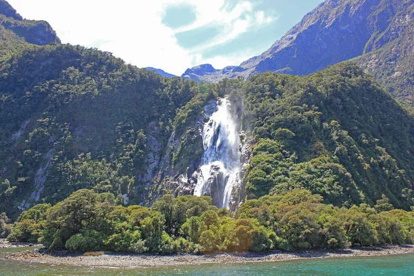 Piękny wodospad w Milford Sound — Zdjęcie stockowe