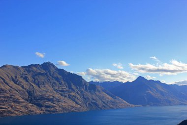 Arka planda Cecil ve Walter Peak ile Wakatipu Gölü