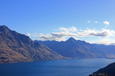 Cecil Peak ve Walter Peak ile Wakatipu Gölü ön planda.