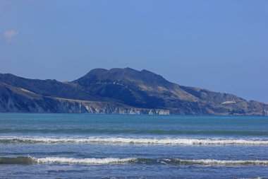 Güneşli bir günde Mahia sahilinde dalgalar