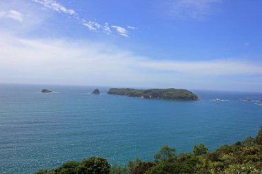 Arka planda adalar olan mavi pasifiğin güzel manzarası
