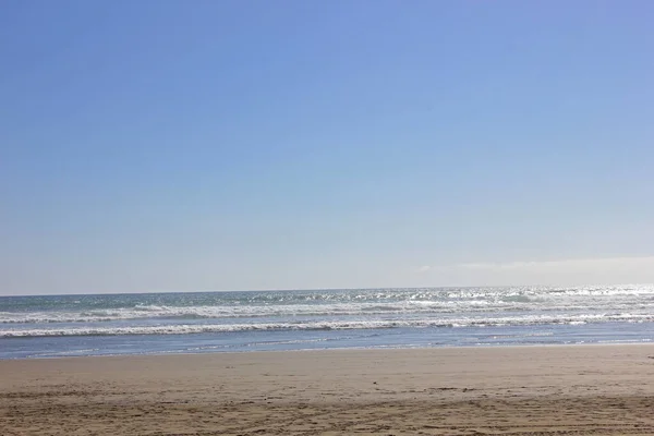 Mar, olas y playa en la playa de Bethells — Foto de Stock