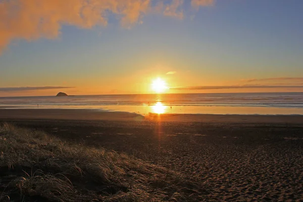 Romantico tramonto sulla spiaggia di Muriwai Fotografia Stock