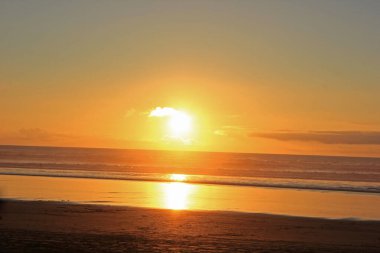 Yeni Zelanda 'da Muriwai sahilinde gün batımı