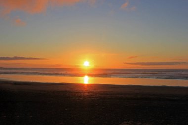 Muriwai sahilinde harika bir gün batımı.