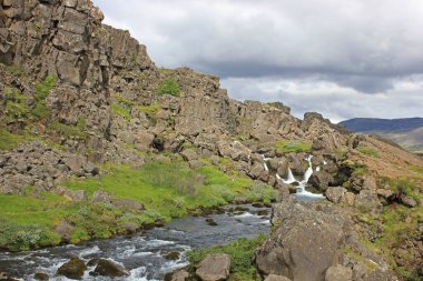 Lav duvarlarının arasındaki nehir ulusal parktaki şey.