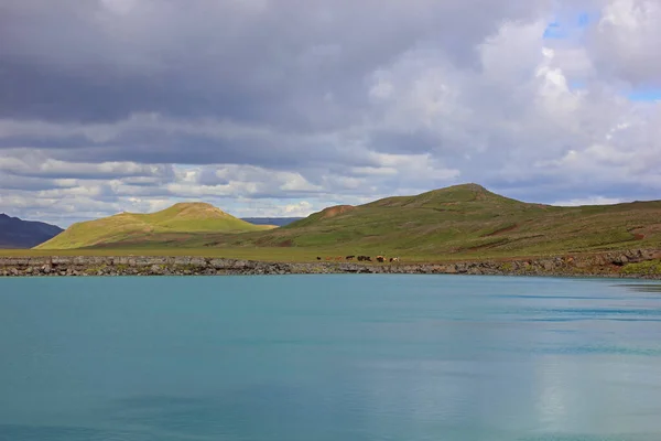 Glasartad blå och grön sjö i islandet — Stockfoto