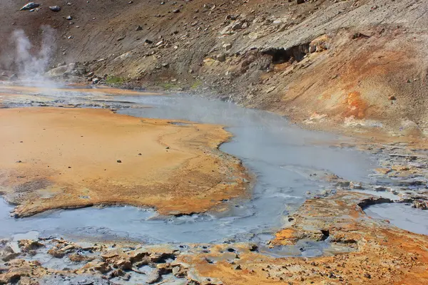 Kokande pool på halvön reykjanes — Stockfoto