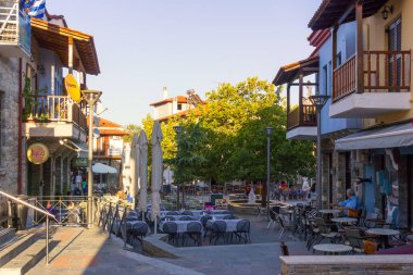     Agios Nikolaos, Chalkidiki, Yunanistan - 15th Eylül 2017 - kafeteryalar ve Agios Nikolaos, Chalkidiki meyhane ile plaza 