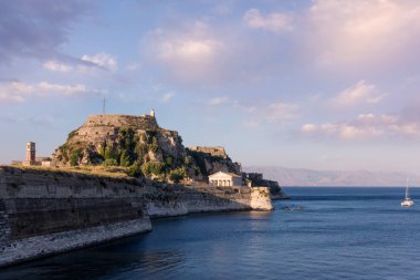Corfu Island, Yunanistan, alacakaranlıkta eski Kalesi 