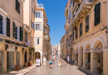 21 Haziran 2018 - Corfu, Yunanistan - Street eski kasaba Corfu Island, Yunanistan 