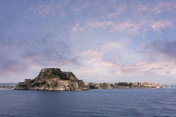 希腊科孚岛的历史名城 在灿烂的天空下 — 图库照片