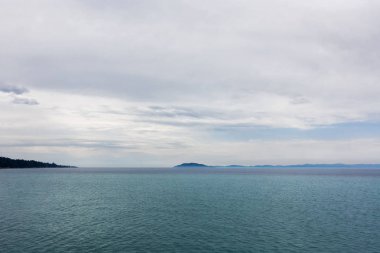 Muhteşem sahne deniz Sithonia, Chalkidiki, Yunanistan bulutlu bir gökyüzü altında tarafından