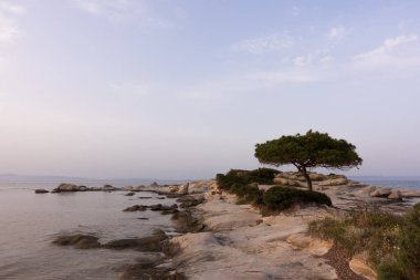 Muhteşem deniz ve gökyüzü renklerde dusk, Vourvourou, Chalkidiki, Yunanistan