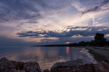 Nikiti, Chalkidiki, Yunanistan, waterfront alacakaranlıkta
