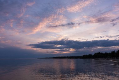 Nikiti, Chalkidiki, Yunanistan, waterfront alacakaranlıkta