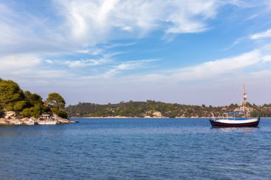 Balıkçı tekneleri Sithonia, Chalkidiki, Yunanistan muhteşem deniz sularının üzerinde