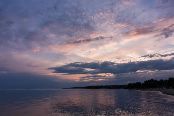Nikiti, Chalkidiki, Yunanistan, waterfront alacakaranlıkta