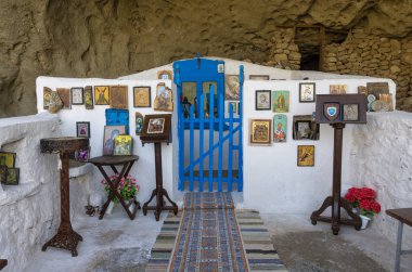 27 Nisan 2019-Lemnos adası, Yunanistan-Lemnos adasında Panagia Kakaviotissa 'nın çatısız Kilisesi, Yunanistan