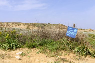 27 Nisan 2019 - Lemnos adası, Yunanistan - Lemnos kumulları alanında bir plaj barvahşi manzara ve ahşap işareti