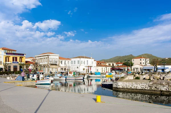 26 Nisan 2019 - Myrina, Lemnos adası, Yunanistan - Yunanistan'ın Lemnos adasının başkenti Myrina'nın pitoresk limanına bak