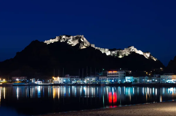 26 Nisan 2019-Myrina, Lemnos adası, Yunanistan-Lemnos adası, Yunanistan 'ın başkenti Myrina pitoresk limana bir görünüm ile gece sahnesi