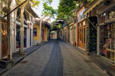 28 Nisan 2019 - Myrina, Lemnos adası, Yunanistan - Myrina'nın merkezindeki pitoresk sokak, Lemnos adası, Yunanistan