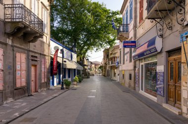 28 Nisan 2019 - Myrina, Lemnos adası, Yunanistan - Myrina'nın merkezindeki pitoresk sokak, Lemnos adası, Yunanistan