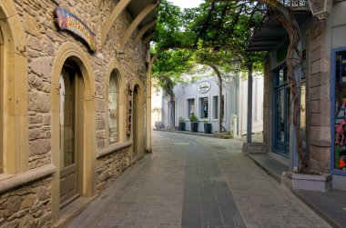 28 Nisan 2019 - Myrina, Lemnos adası, Yunanistan - Myrina'nın merkezindeki pitoresk sokak, Lemnos adası, Yunanistan