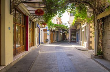 28 Nisan 2019 - Myrina, Lemnos adası, Yunanistan - Myrina'nın merkezindeki pitoresk sokak, Lemnos adası, Yunanistan