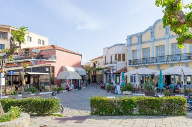 28 Nisan 2019 - Myrina, Lemnos adası, Yunanistan - Myrina'nın merkezindeki pitoresk sokak, Lemnos adası, Yunanistan