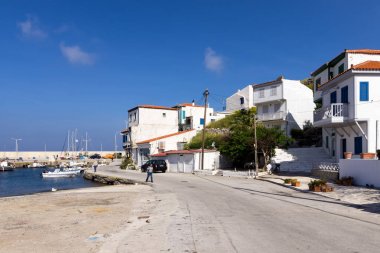 29 Nisan 2019 - Agios Efstratios, Yunanistan - Yunanistan'ın Ai Stratis adasının pitoresk limanına bak