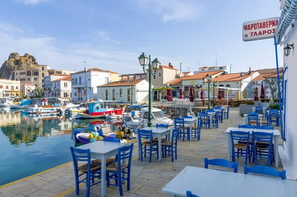 28 Nisan 2019 - Myrina, Lemnos adası, Yunanistan - Yunanistan'ın Lemnos adasının başkenti Myrina'nın pitoresk limanına bak
