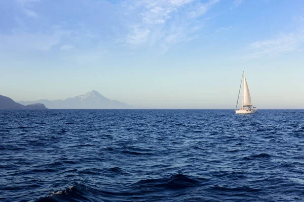 Navegar Atardecer Mar Egeo Grecia Cerca Montaña Athos — Foto de Stock