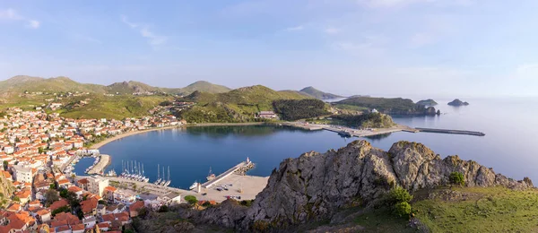 Myrina köyüne çarpıcı bir görünüm, Lemnos adası, Yunanistan, eski kaleden görüldüğü gibi