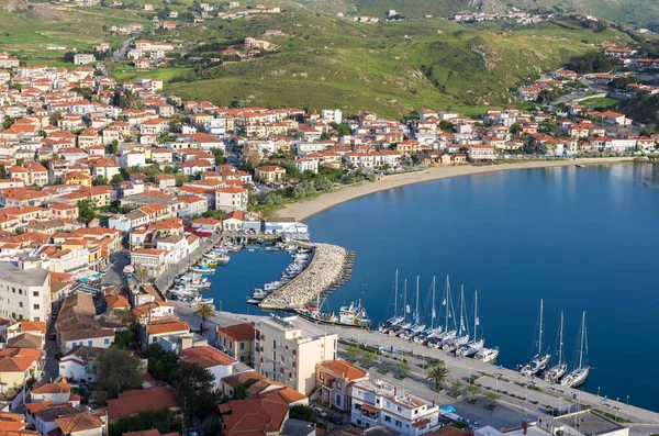 Myrina köyüne çarpıcı bir görünüm, Lemnos adası, Yunanistan, eski kaleden görüldüğü gibi