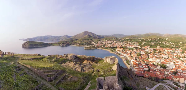 Myrina köyüne çarpıcı bir görünüm, Lemnos adası, Yunanistan, eski kaleden görüldüğü gibi