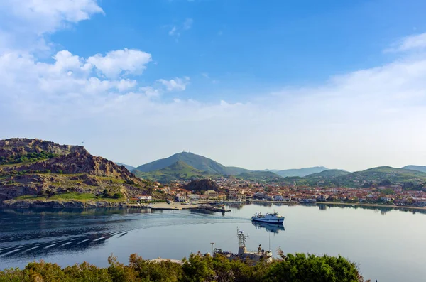 Yunanistan'ın Lemnos adasının başkenti Myrina'nın pitoresk limanına bakış
