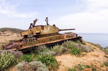 Lemnos adasının kumullarında terk edilmiş eski paslı tank, Yunanistan